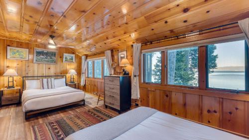 Un pat sau paturi într-o cameră la Lakefront Haven by AvantStay Minutes to Ski Resorts Private Dock