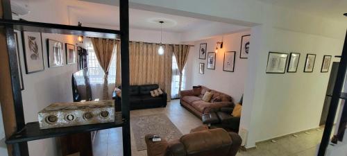 3 bedroom fully furnished modern retro appartment in the CBD