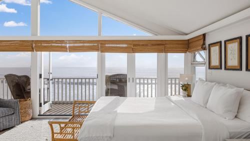 Postel nebo postele na pokoji v ubytování Unbeatable Beachfront Bliss w Ocean Views Luxe Interiors Patio Beach Road