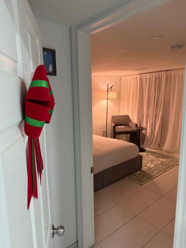 Postel nebo postele na pokoji v ubytování Modern Downtown Toronto Room with Private Ensuite