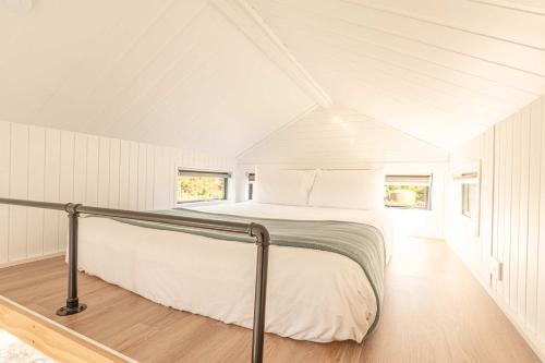 RuatapuにあるRimu View 3 by Tiny Awayの白いベッドルーム(ベッド1台付)が備わります。