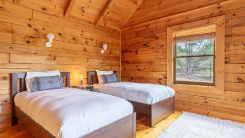 Ένα ή περισσότερα κρεβάτια σε δωμάτιο στο Secluded w Deck Views Hot Tub Ping Pong Hudson in the Berks by AvantStay