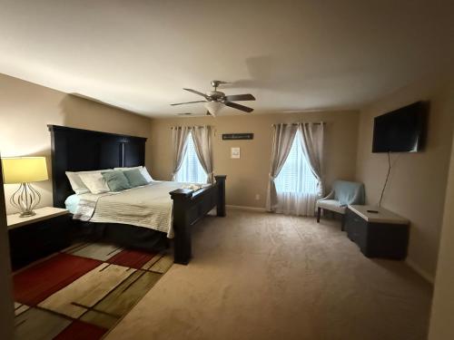 Postel nebo postele na pokoji v ubytování Your Lawrenceville home in the heart of it all