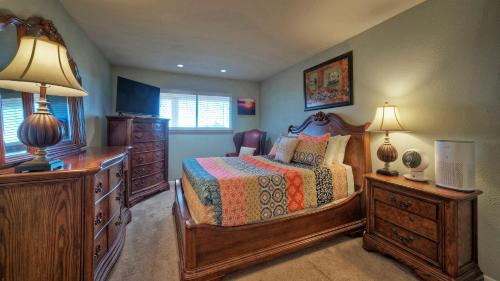 Postel nebo postele na pokoji v ubytování Minutes to the Beach Pool Balcony w Nature Views Compass 17 by AvantStay