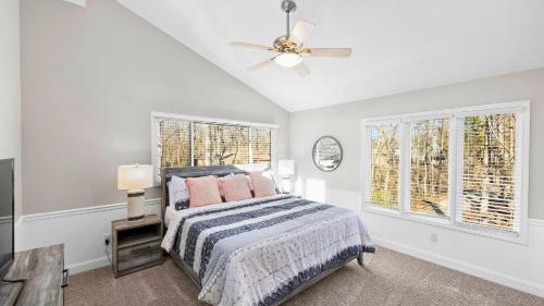 En eller flere senge i et værelse på Sun Up Sun Down by AvantStay Pool w Waterfall