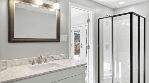 Et badeværelse på Sun Up Sun Down by AvantStay Pool w Waterfall