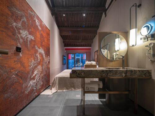 Ένα μπάνιο στο Hutong Mòlì Hotel