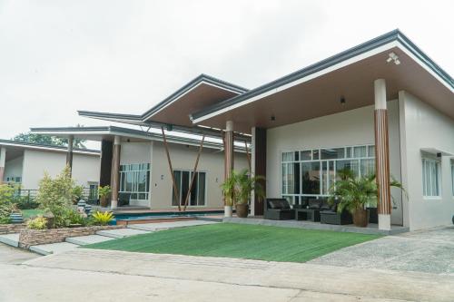 a house with a lawn in front of it at Highland Villas Royale Corp in Alfonso