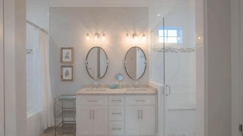 Koupelna v ubytování No Shady Beaches by AvantStay Seacrest Beach Pool Bikes