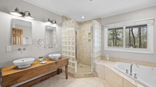 Et badeværelse på Porch Paradise by AvantStay New Pool Firepit