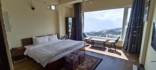 Nespecifikovaný výhled na hory nebo výhled na hory při pohledu z hotelu