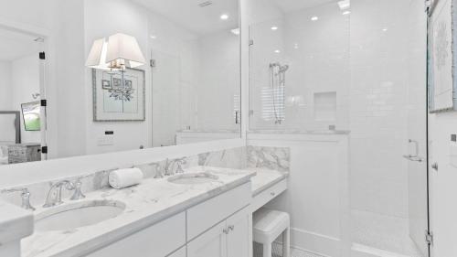 un bagno bianco con 2 lavandini e una doccia di Grayt Digs by AvantStay Next to Beach Oceanview a Santa Rosa Beach