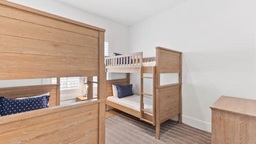 Piccola camera con letto a castello e scala di Grayt Digs by AvantStay Next to Beach Oceanview a Santa Rosa Beach