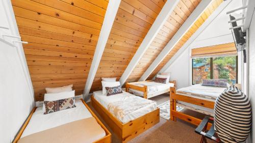 Ένα ή περισσότερα κρεβάτια σε δωμάτιο στο Classic A-Frame Cabin w Hot Tub Deck Easy Access Near Ski Lake Summit Haven by AvantStay