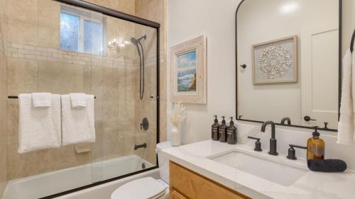 Ванная комната в Sunset Serenity by AvantStay Rooftop w Hot Tub Fire Pit 3 Blocks to Beach