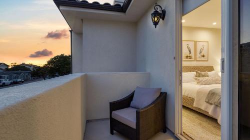 Кровать или кровати в номере Sunset Serenity by AvantStay Rooftop w Hot Tub Fire Pit 3 Blocks to Beach