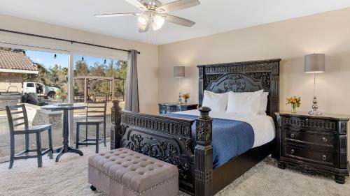 Postel nebo postele na pokoji v ubytování Bordeaux by AvantStay Private Pool Hot Tub Game Room Near Temecula