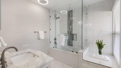 Koupelna v ubytování Bordeaux by AvantStay Private Pool Hot Tub Game Room Near Temecula