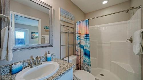 Koupelna v ubytování The Beautiful Place by AvantStay Mins to Beach Family-Friendly Pool