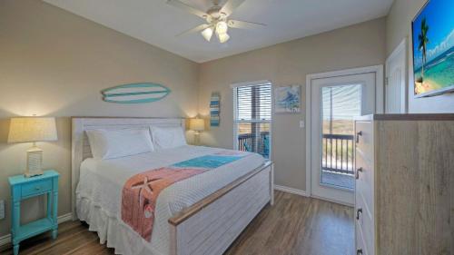 Postel nebo postele na pokoji v ubytování The Beautiful Place by AvantStay Mins to Beach Family-Friendly Pool