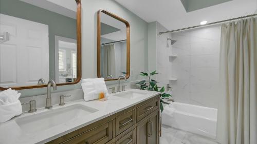 Ванная комната в 109 Grand Pavilion by AvantStay Beachfront Views