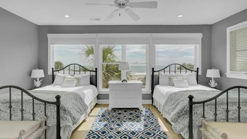 Кровать или кровати в номере 109 Grand Pavilion by AvantStay Beachfront Views