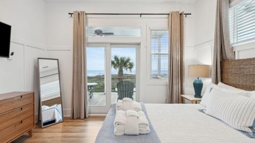 En eller flere senge i et værelse på Beachfront Home w Pool Ocean Views Charleston Access Big Turtle