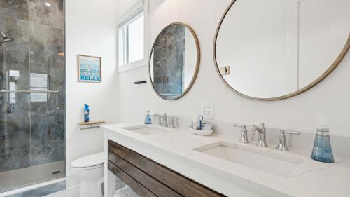 Et badeværelse på Beachfront Home w Pool Ocean Views Charleston Access Big Turtle