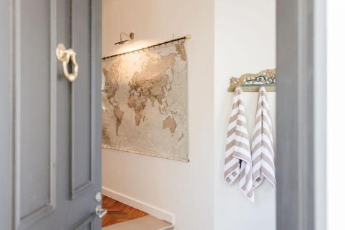 Lakefront Luxury Pool BBQ Mountain Views في كولوم: ممر مع خريطة العالم على الحائط