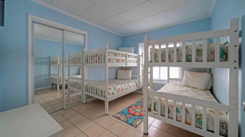 Кровать или кровати в номере Beachfront Condo w Ocean View 2 Pools Boardwalk to the Beach Island Getaway