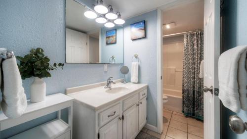 Ванная комната в Beachfront Condo w Ocean View 2 Pools Boardwalk to the Beach Island Getaway