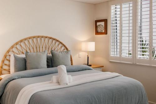 Lakefront Luxury Pool BBQ Mountain Views في كولوم: غرفة نوم عليها سرير وفوط بيضاء