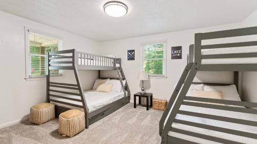 Postel nebo postele na pokoji v ubytování Lake Days by AvantStay Hot Tub Firepit Game Room Private Dock Access