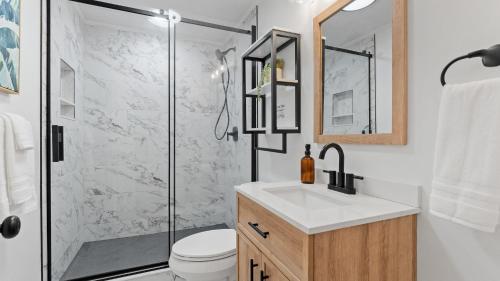 Koupelna v ubytování Lake Days by AvantStay Hot Tub Firepit Game Room Private Dock Access