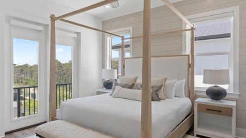 Ένα ή περισσότερα κρεβάτια σε δωμάτιο στο Pool Hot Tub Firepit Golf Cart Included Walk to Beach Near Gulf Place