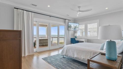 Кровать или кровати в номере 712 Ocean Blvd by AvantStay New Construction w Pool Game Zone Private Beach Access and Oceanfront Views