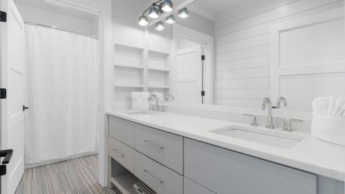 Ванная комната в 712 Ocean Blvd by AvantStay New Construction w Pool Game Zone Private Beach Access and Oceanfront Views