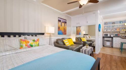 Waterfront Views Shared Dock Short Walk to Beach Shops Surf Edgewater B by AvantStay في شاطئ نيوبورت: غرفة نوم مع سرير وغرفة معيشة