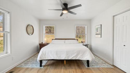 Postel nebo postele na pokoji v ubytování Little Pisgah Sunrise by AvantStay Mountain View