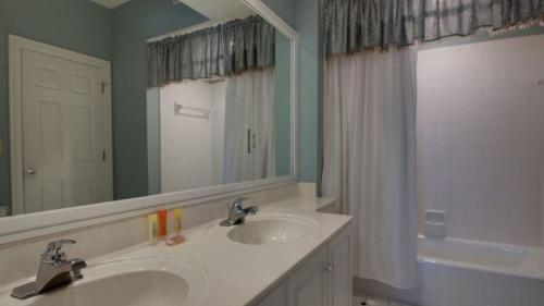 Ванная комната в 110 Grand Pavilion by AvantStay Direct Access To Grand Pavilion Boardwalk