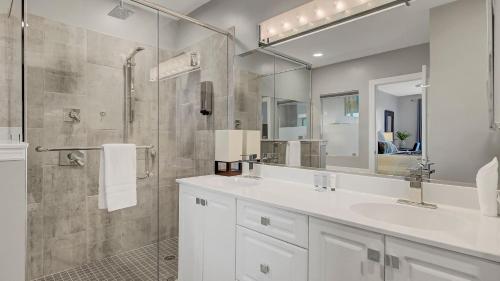 Ванная комната в Beachfront 3BDR Condo w Pool Deck Ocean Views Ocean Blvd 102 by AvantStay