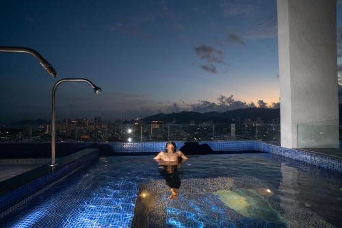 22 Macalisterz George Town By Mana-Mana في جورج تاون: وجود امرأة في مسبح فوق مبنى