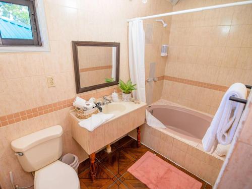 Ένα μπάνιο στο Bonsai Rentals - West Bay Private Rooms