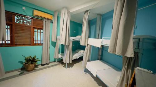 una habitación con dos literas y una ventana en Mabybaby hostel, en Unawatuna