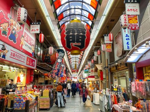 a market with people walking through a shopping mall at 観光拠点に便利 黒門市場徒歩3分 日本橋駅徒歩6分 プロジェクター完備 26 m2 Tsubame INN Nipponbashi in Osaka