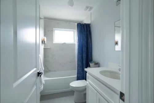 Et badeværelse på Vacation Beach House