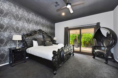 Black Cat Manor at B&W Estate في Luskintyre: غرفة نوم بها سرير وكرسي ونافذة