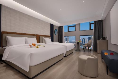 Una cama o camas en una habitación de Huanman Hotel Jishou State Government Branch