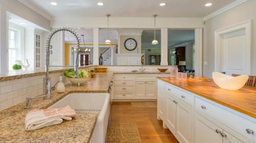 Φωτογραφία από το άλμπουμ του Secluded Berkshires Estate Private PondPoolTheater Gym Sunny Pond σε Austerlitz