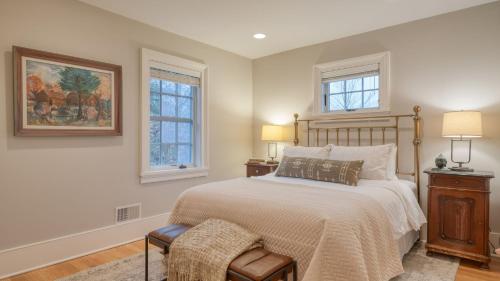 Ένα ή περισσότερα κρεβάτια σε δωμάτιο στο Secluded Berkshires Estate Private PondPoolTheater Gym Sunny Pond